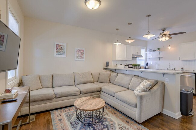 Foto del edificio - Charming 3 Bedroom with Fenced Yard & Park...