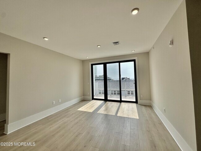 Building Photo - 218 3rd Ave