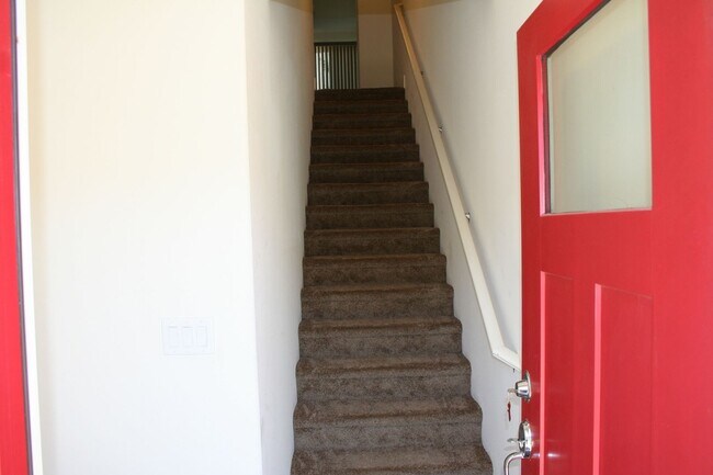 Building Photo - Near UNR/3 Bed Condo