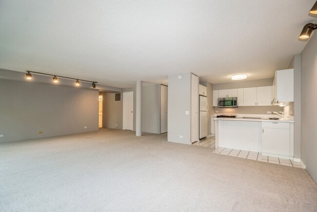 Building Photo - 2525 Wellington Ct