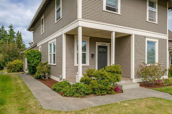 Building Photo - Sought-after 5-Bedroom Pet Friendly Home i...