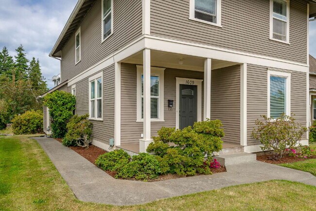 Foto del edificio - Sought-after 5-Bedroom Pet Friendly Home i...