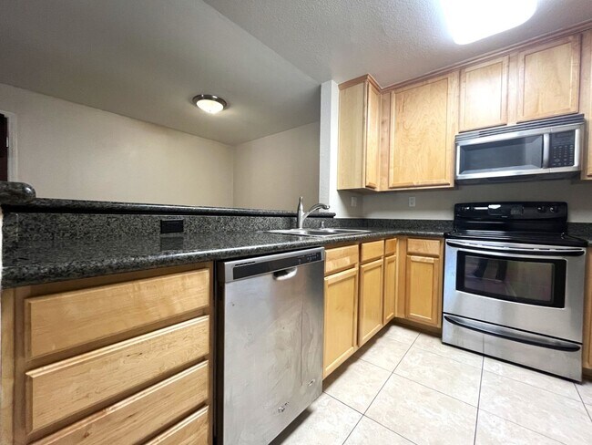 Foto del edificio - 2 bed, 2 bath located in Corona, CA!