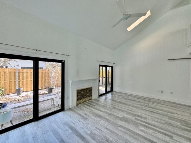 Building Photo - 871 Meadowland Dr