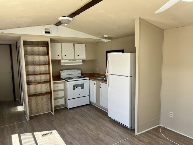 Building Photo - 1125 Chicago Bulls St