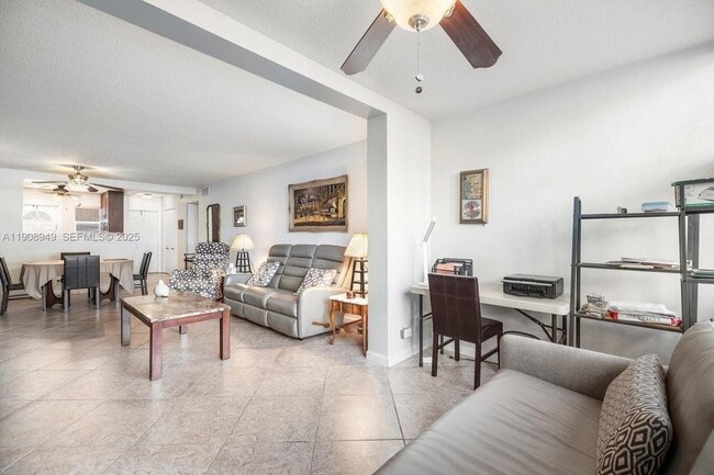 Building Photo - 609 NE 14th Ave