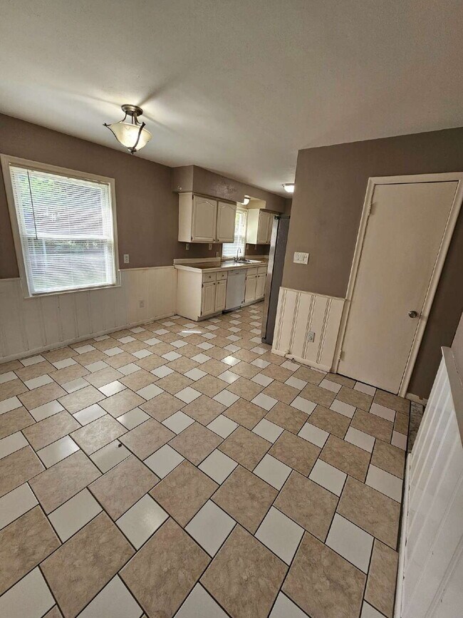 Foto del edificio - 3-Bedroom, 2-Bathroom Ranch with Hardwood Flooring, Tiled Kitchen and Finished Basement with a 2 ...