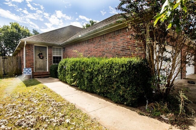 Building Photo - 3 Bedroom, 2 Bath, 2 Car Garage, Fenced Backyard