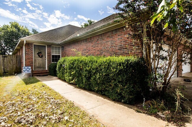 Foto del edificio - 3 Bedroom, 2 Bath, 2 Car Garage, Fenced Backyard