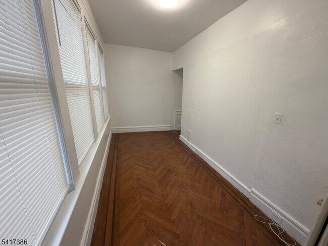 Foto del edificio - 205 Chancellor Ave