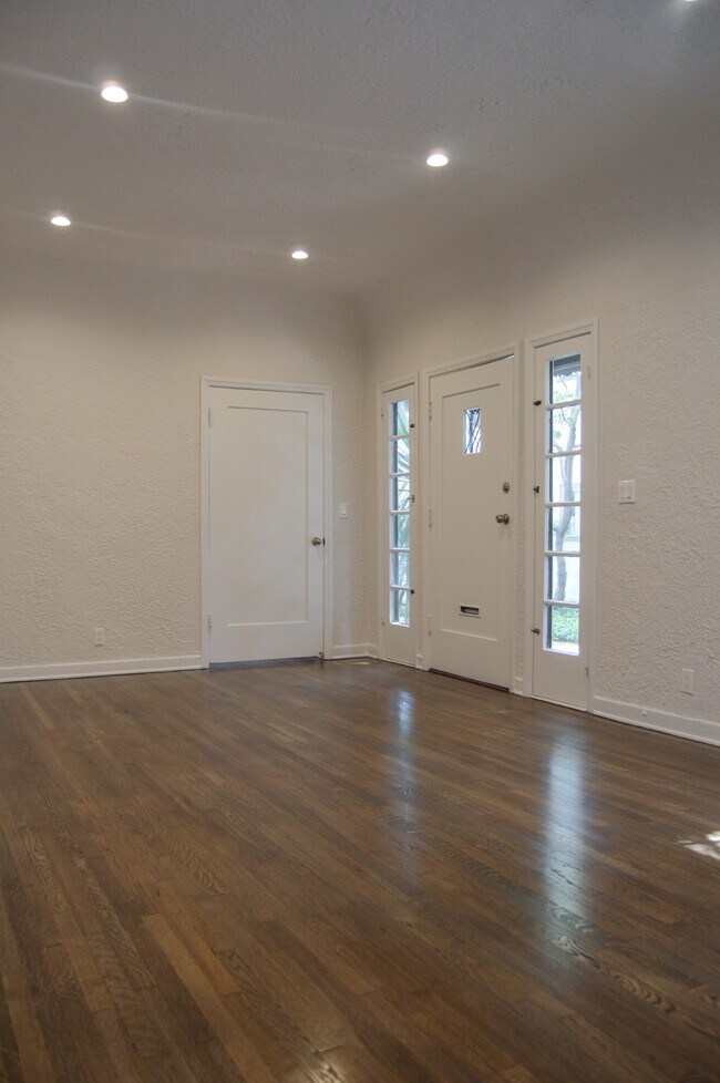 Building Photo - 1317 N Hayworth Ave