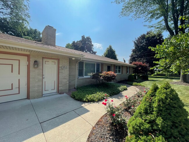 Building Photo - 7723 Yorktown St