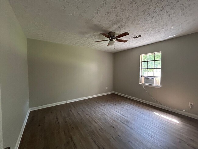 Foto del edificio - **$400 OFF FIRST FULL MONTH OF RENT**105 Meadowbrook Court Unit A - Available Now! Ask how you ca...