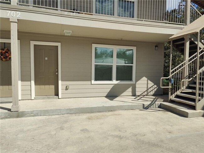 Building Photo - 702 W 6th St