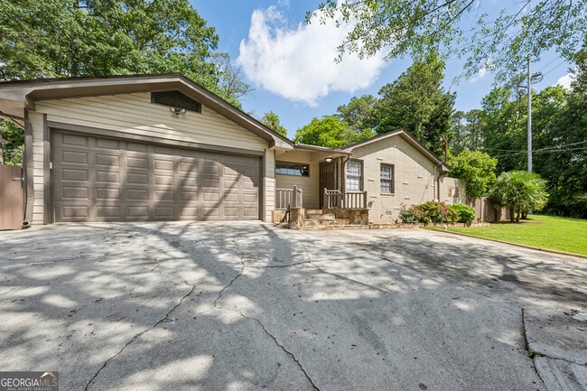 Building Photo - 2762 Dresden Dr NE