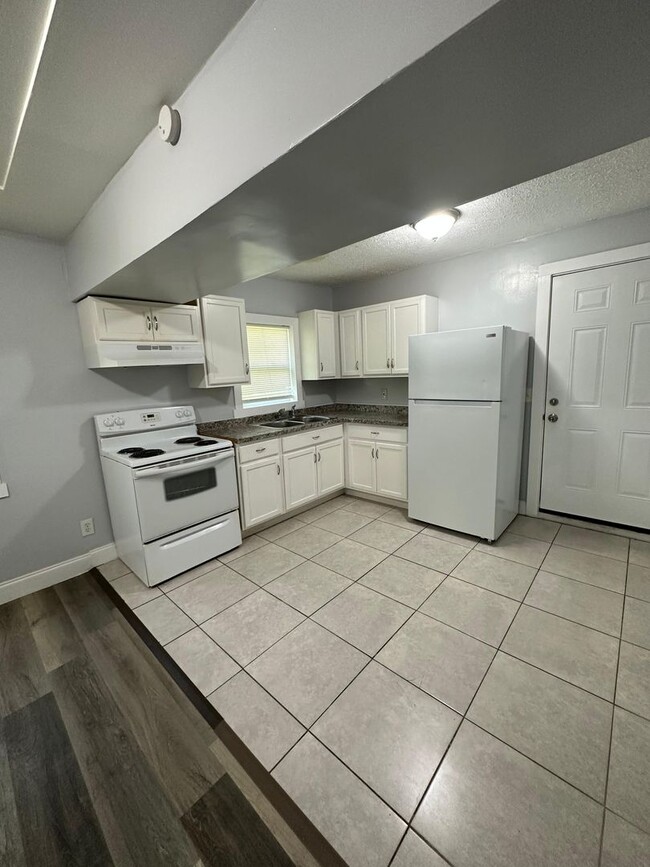 Building Photo - Fully Renovated 3/1 Single Family Ready to...