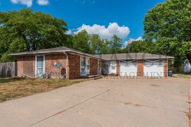 Primary Photo - 1320 Peach Ave