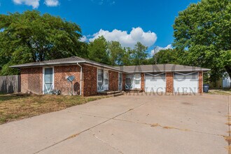 Building Photo - 1320 E Peach Ave