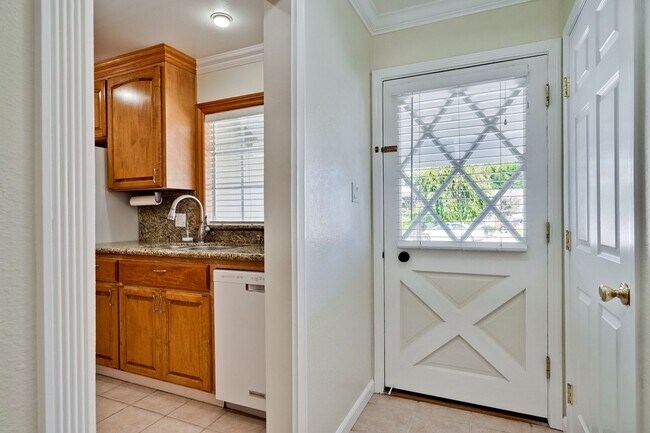 Foto del edificio - Charming & Refreshed Well-Maintained 4 Bed...