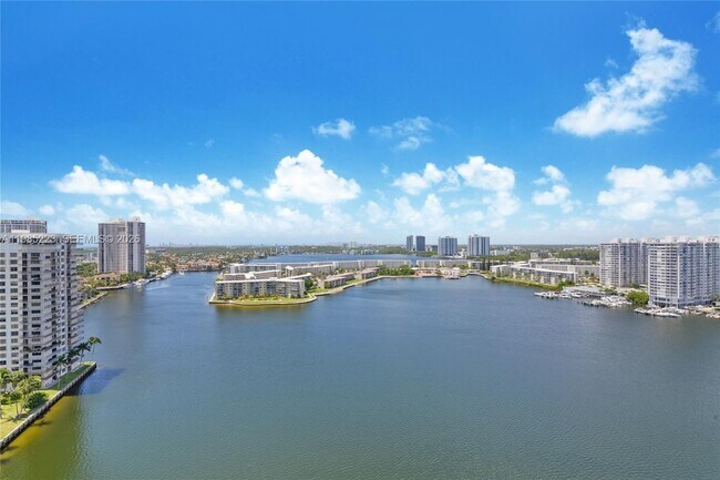 Foto del edificio - 2801 NE 183rd St