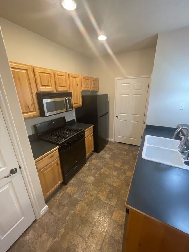 Foto del edificio - 1061 Canyon Meadow Dr