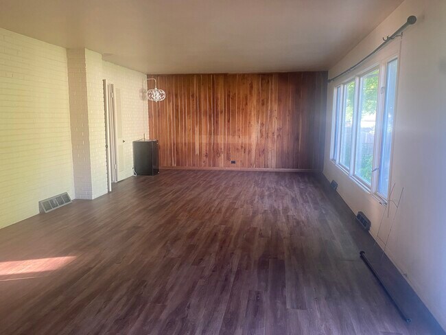 Building Photo - 9317 S Clifton Park Ave