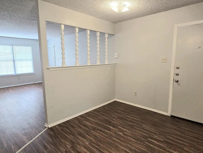 Building Photo - 6321 Richland Plaza Dr