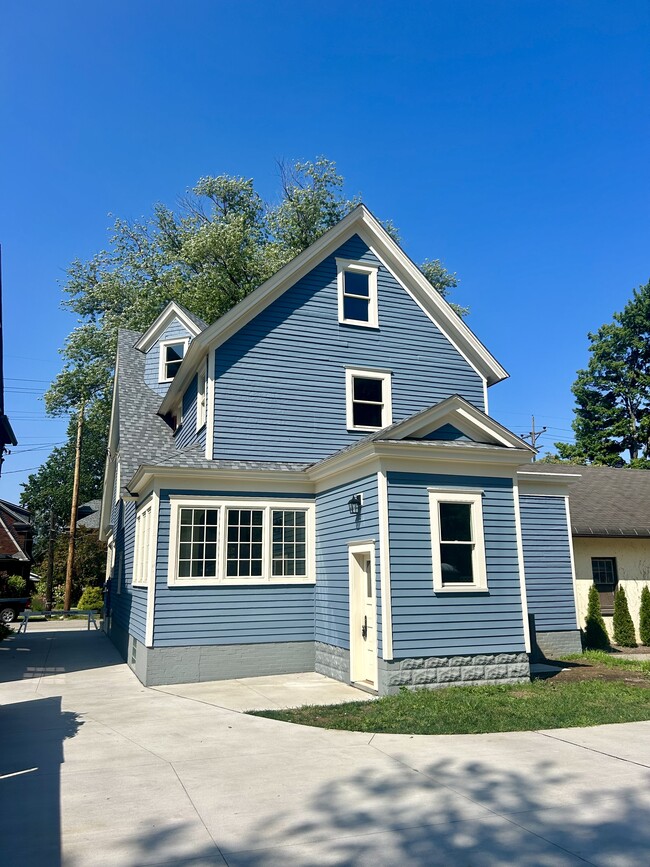 Building Photo - 621 Cherry St