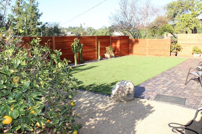 Foto del edificio - 1637 Grove Rd