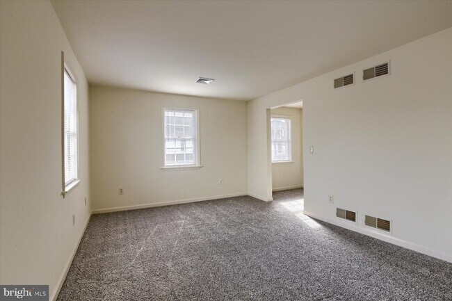 Building Photo - 339 E Derry Rd