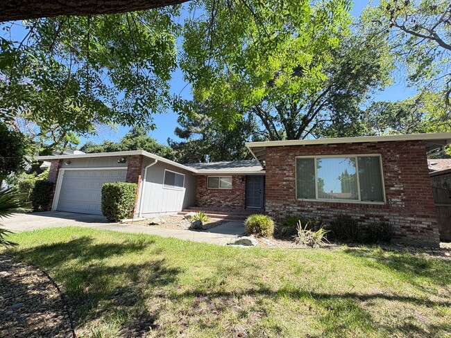 Foto del edificio - Beautiful 3 Bed, 2 Bath Home in a Desirabl...