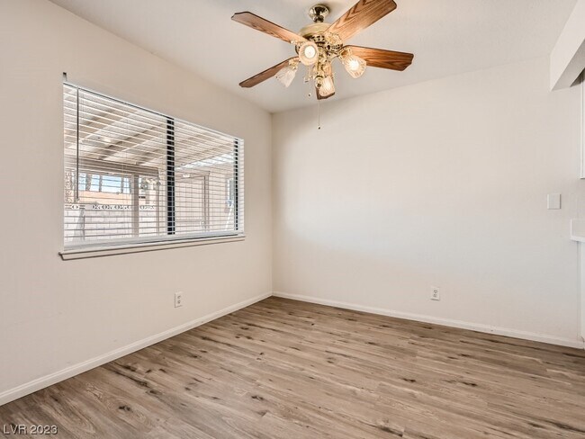 Building Photo - 2422 La Luna Dr