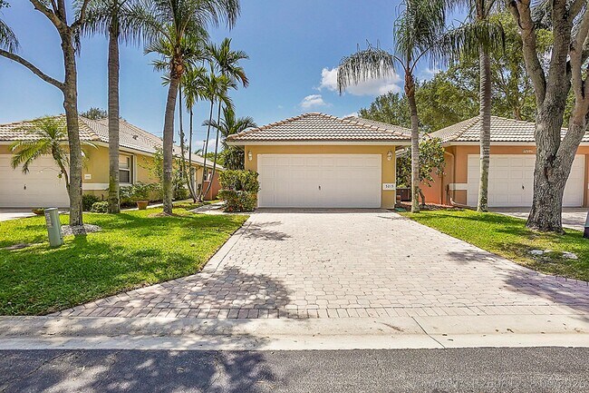 Building Photo - 5215 Grande Palm Cir