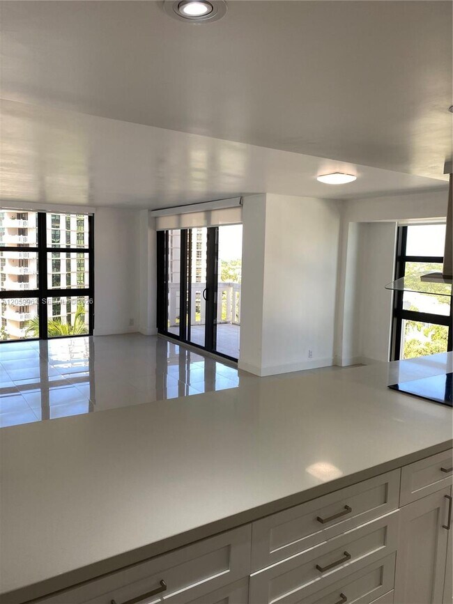 Foto del edificio - 1111 Crandon Blvd