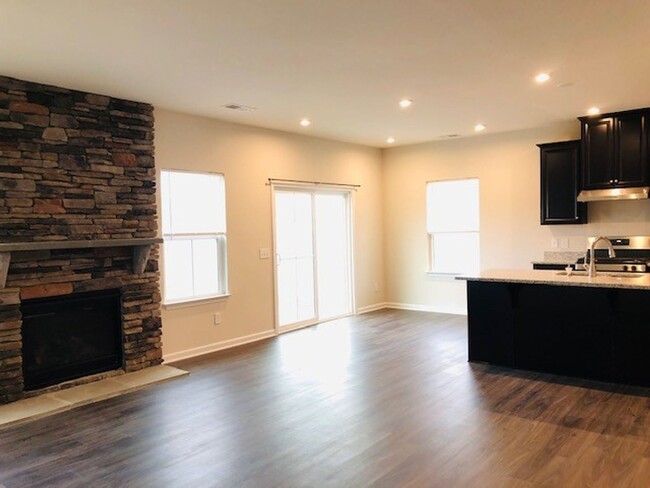 Foto del edificio - Like New - Single Story Living - 3 Bedroom...