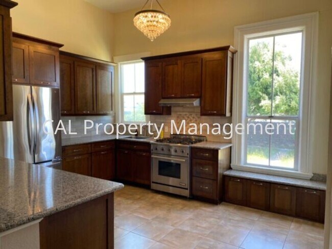 Foto del edificio - Beautiful 4 bedroom home in Salinas, CA