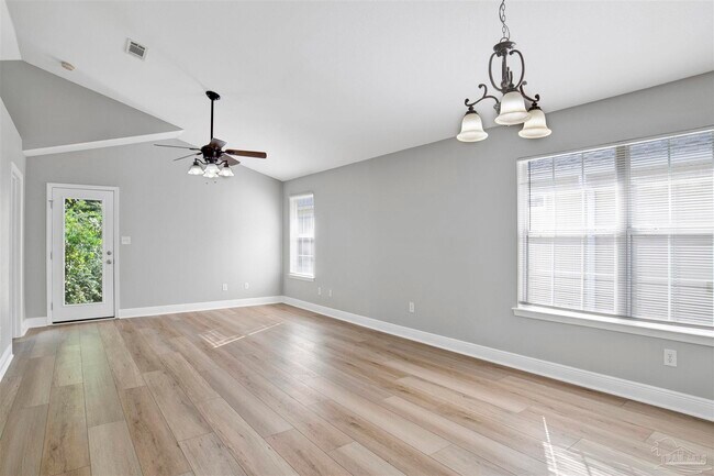 Foto del edificio - 5837 Creek Station Dr