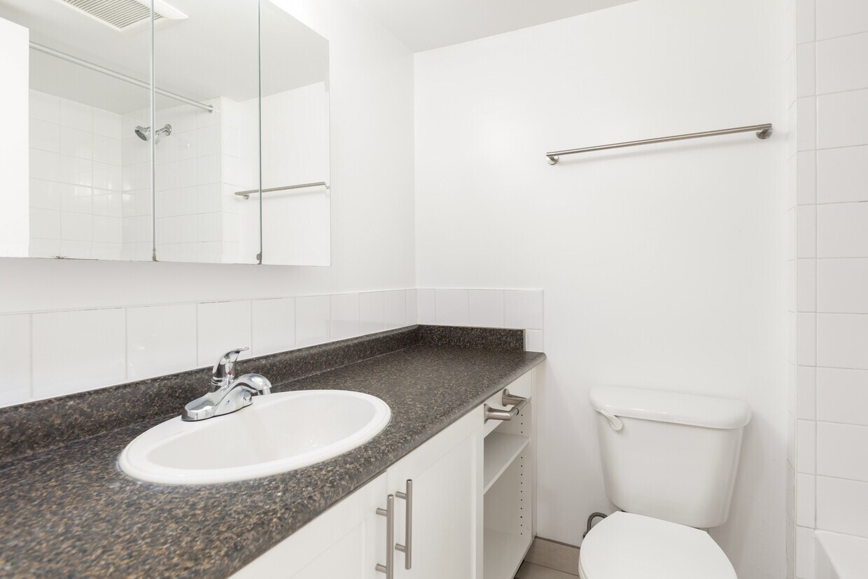 Photo du bâtiment - Hollyburn Court