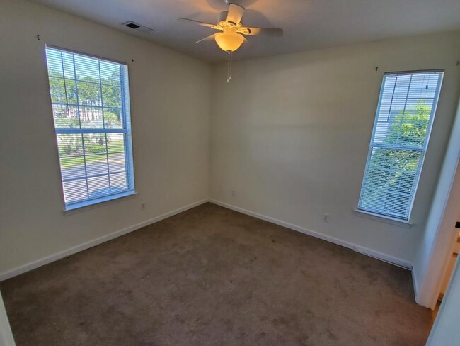 Building Photo - 488 River Oaks Dr