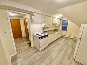 Building Photo - 203 Maple St