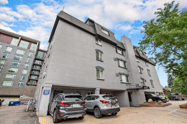 Foto del edificio - Beautiful 1 Bed, 1 Bath Condo on Speer- Ch...