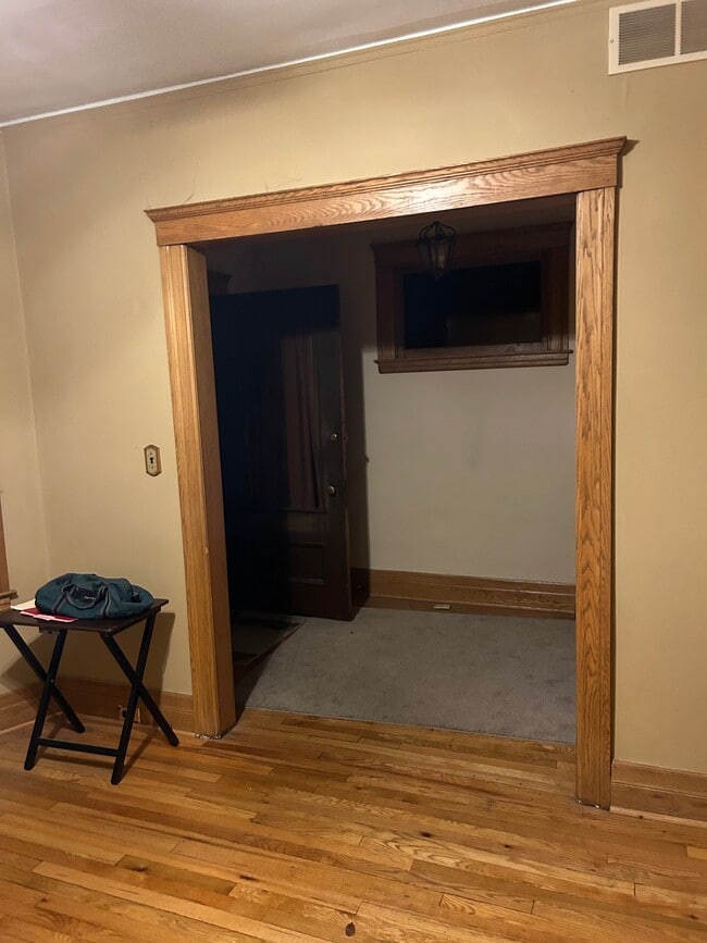 Foyer and entrance from front porch - 1075 Lakepointe St