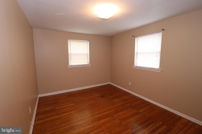 Foto del edificio - 12430 Dunks Ferry Rd