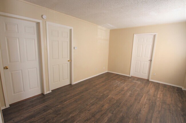 Foto del edificio - Coming Soon: 2 Bedroom, 1 Bath (Plus Bonus...
