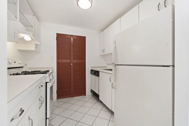 Building Photo - 318 38th St