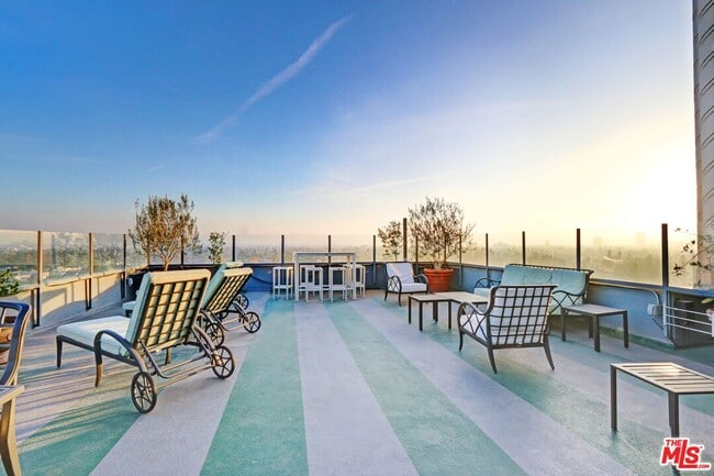 Foto del edificio - 450 N Rossmore Ave