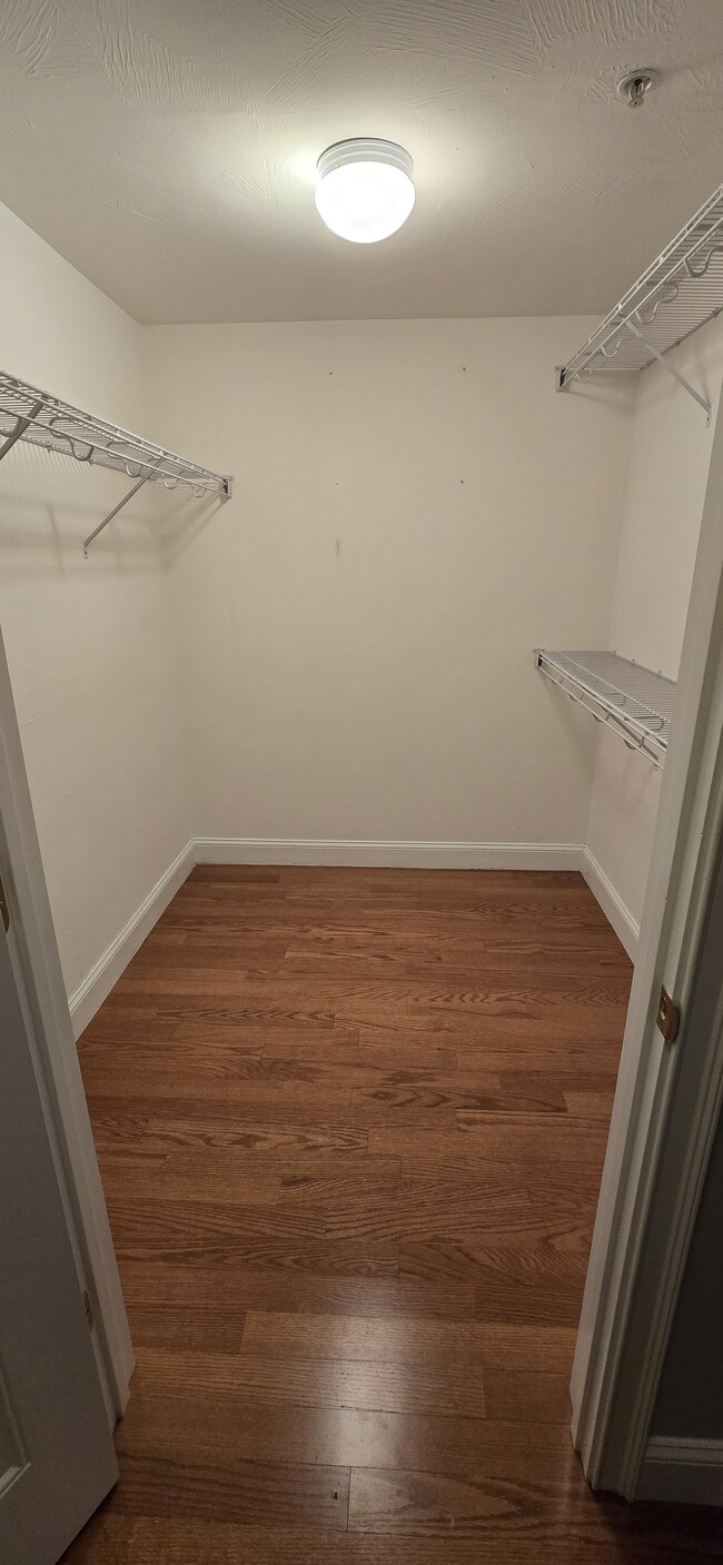 Building Photo - 558 E Merrimack St