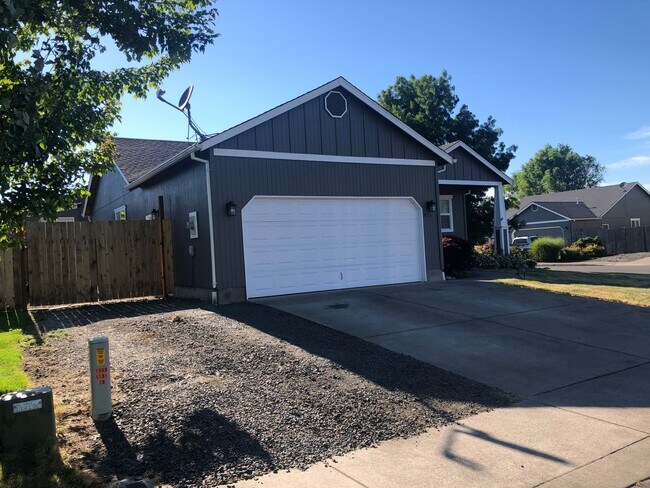 Building Photo - 3 bedroom 2 bath house in Creswell