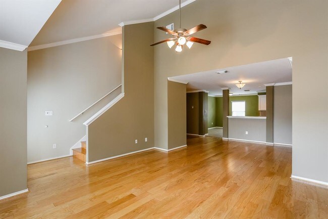 Foto del edificio - 923 E Heights Hollow Ln