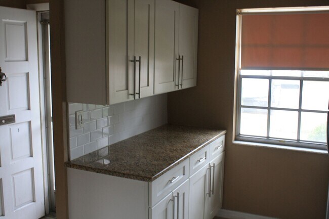 Building Photo - Completely Updated Condo